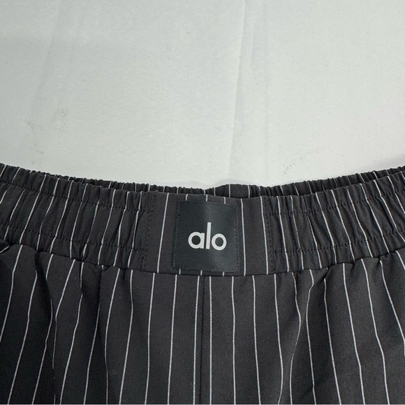 Alo Yoga Pinstripe Daylight Boxer Pant Size L Black/titanium - Picture 6 of 14